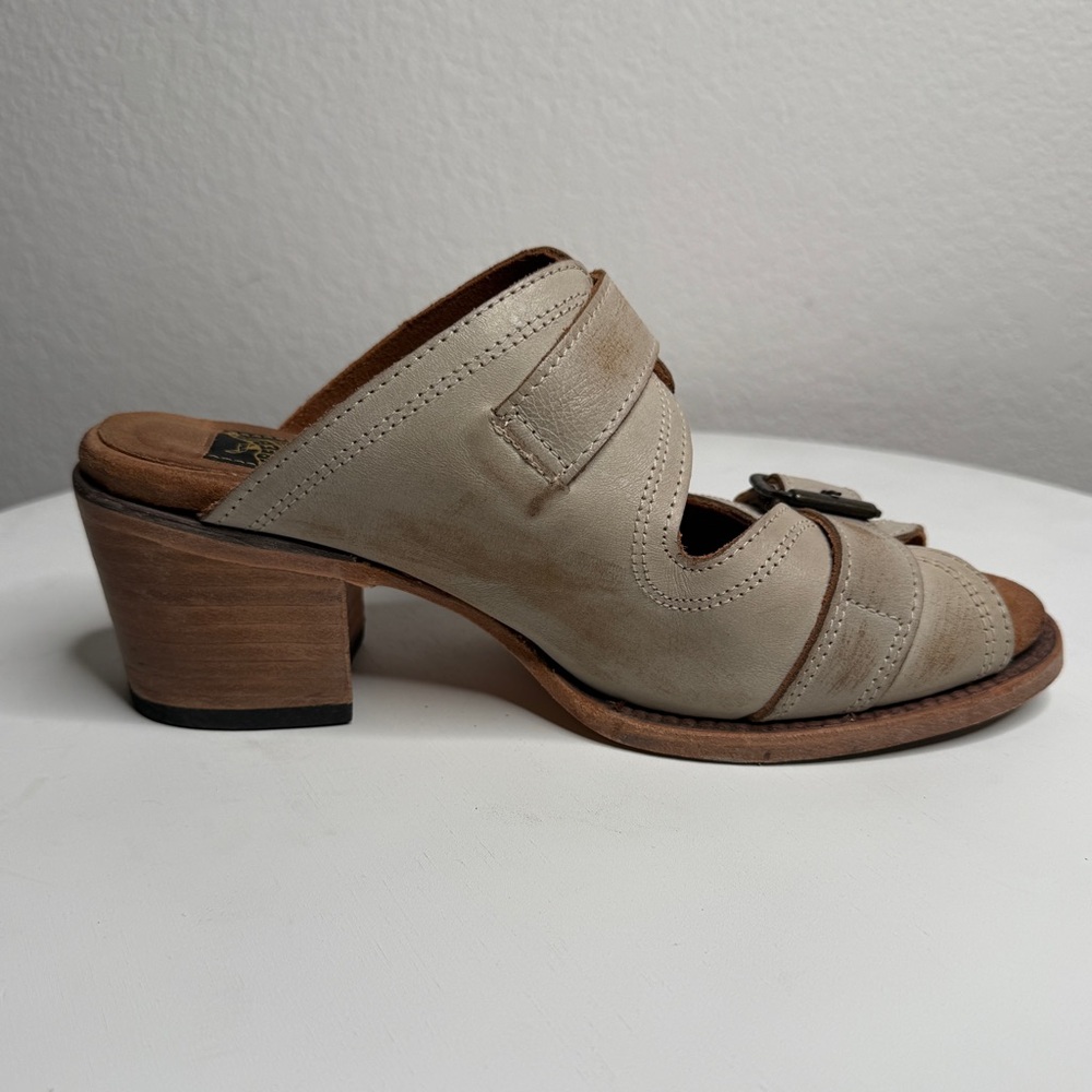 Freebird by Steven Caprice Cream Leather Buckle Strap Distressed Sandals Size 9 - Picture 5 of 7